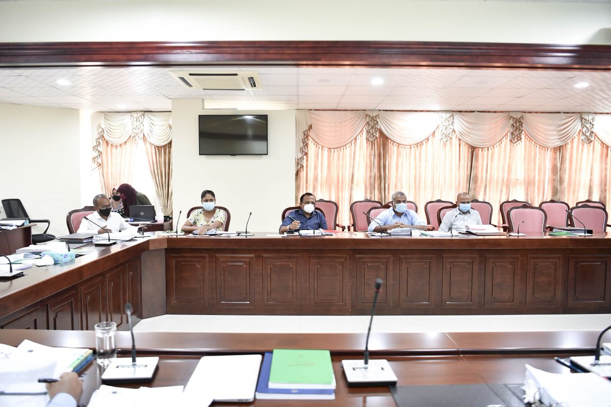 mvpeoplesmajlis's tweet photo. ރައްޔިތުންގެ މަޖިލީހުގެ ރައީސް، ރައީސް މުޙައްމަދު ނަޝީދަށް ދެމ��ން ގެންދާ ސަލާމަތާއި ރައްކާތެރިކަން ބްރީޗްވިގޮތުގެ އިންކުއަރީއާ ގުޅޭގޮތުން ރައްޔިތުންގެ މަޖިލީހުގެ ސަލާމަތީ ޚިދުމަތްތަކާބެހޭ ކޮމިޓީން މަޝްވަރާކުރުން https://t.co/XgIOfl39wi