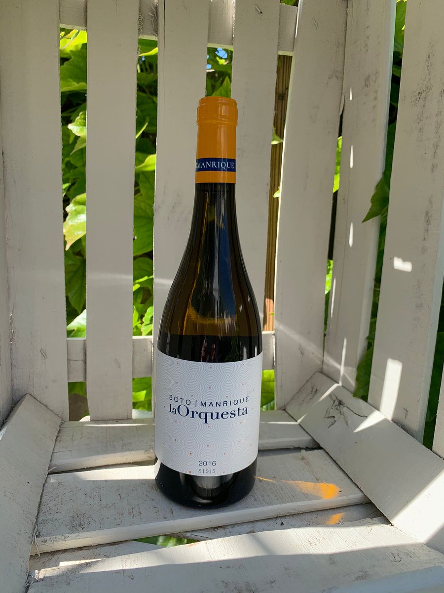 vsincomplejos's tweet photo. Al #vinoblanco La orquesta de @SotoManriqueVO  hay que darle tiempo en la copa para disfrutarlo de verdad. Así que trátalo con el mismo cariño que cuando recibes a alguno de tus amigos que hace tiempo que no ves. Seguro que atináis ya en la primera copa.🍷🍷 https://t.co/mJvrfAbhD1