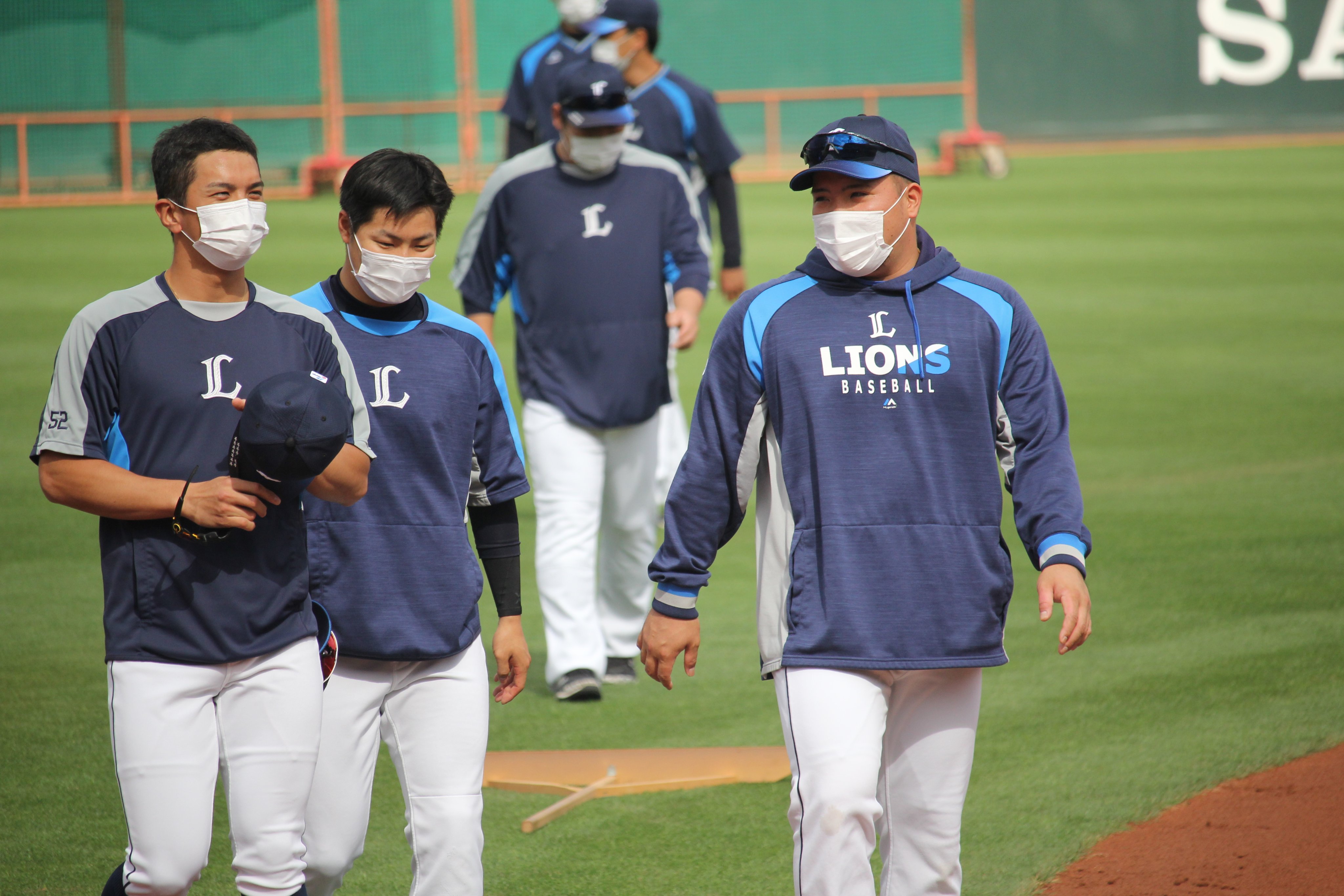 スポニチ西武担当 A Twitter 源田選手の発熱を受け 選手はグラウンドでもフリー打撃中以外 マスクを着用しています Seibulions Lions 西武 ライオンズ 埼玉西武ライオンズ 源田壮亮 プロ野球 交流戦 広島 カープ スポニチ 西武特集はこちら T