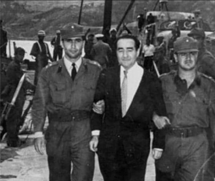 27Mayıs darbesi darbeciler tarafından idam edilen AdnanMenderes ve arkadaşlarını Rahmetle  anıyoruz ..
Mekanları Cennet olsun #AdnanMenderes