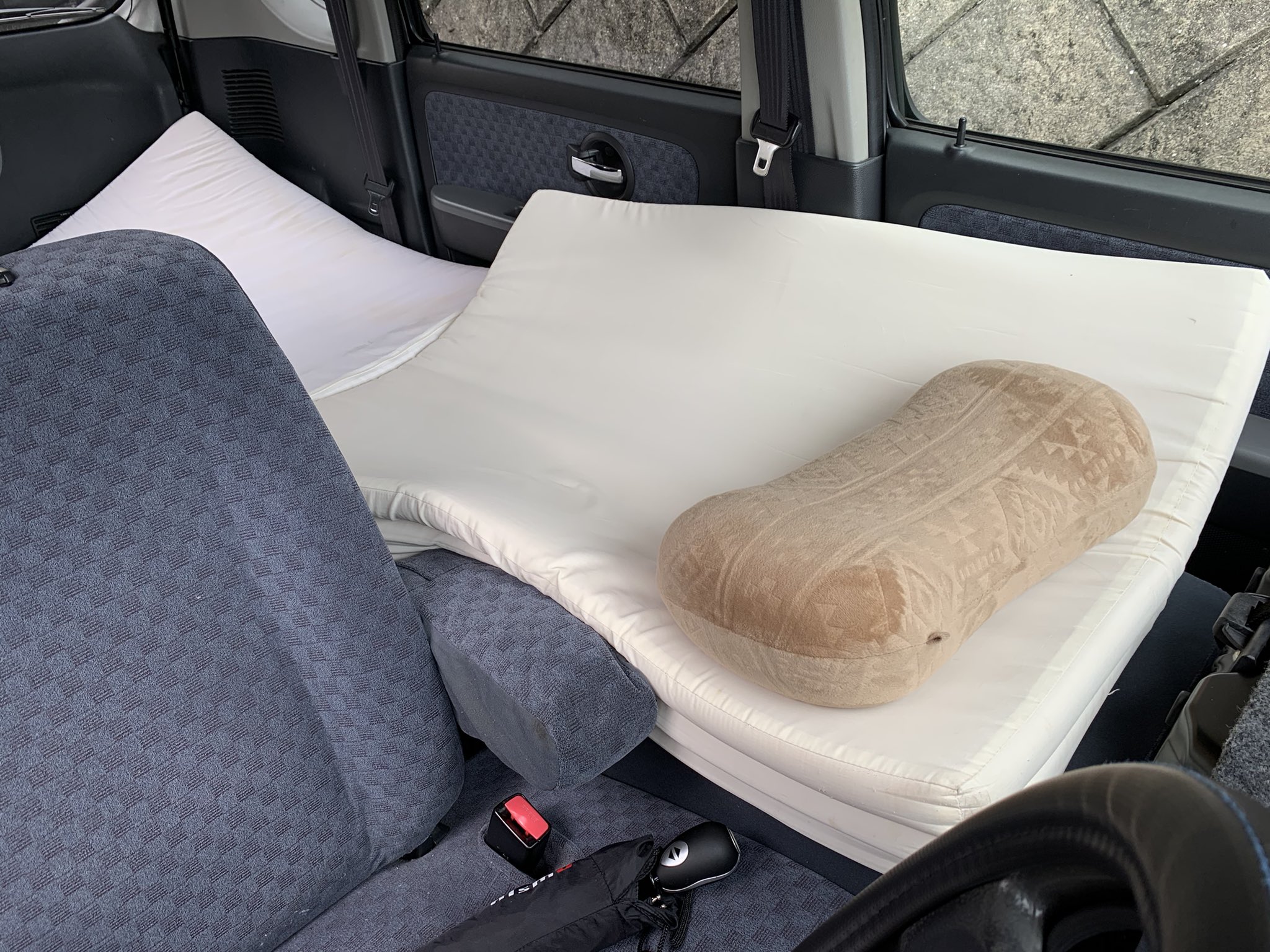 みっくん 暇人 車中泊しろと言わんばかりのシートアレンジが出来るワゴンr 北海道に行く際はフェリーを除いてオール車中泊となるのでとりあえずやってみた 寝心地はかなり良好ですね T Co Utnknsxpoe Twitter