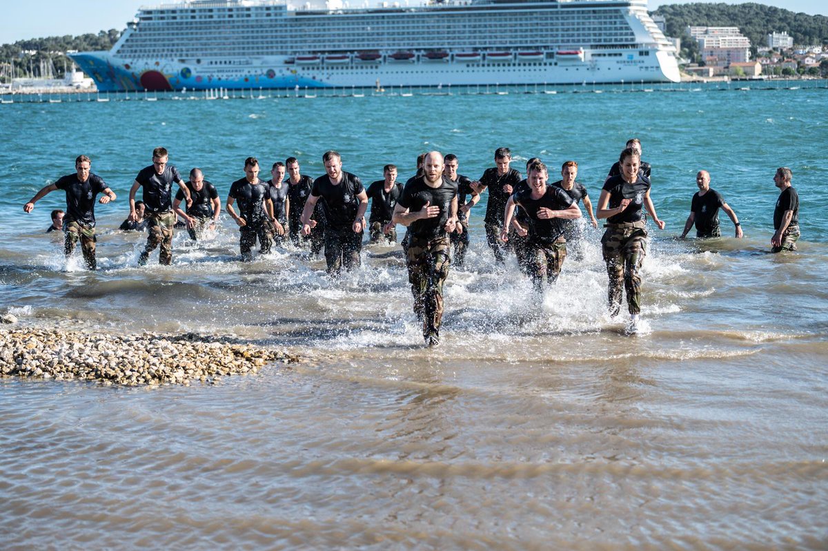 Pmsem1's tweet photo. PÉRIODE BLOQUÉE À TOULON 3/4 ⚓

La découverte continue pour nos stagiaires. Au programme : visites des marins pompiers, séances de sport, visite de la base aéronavale de Hyères 🚁.

📸 : @GardeNatFR https://t.co/JuAWNQkPdQ