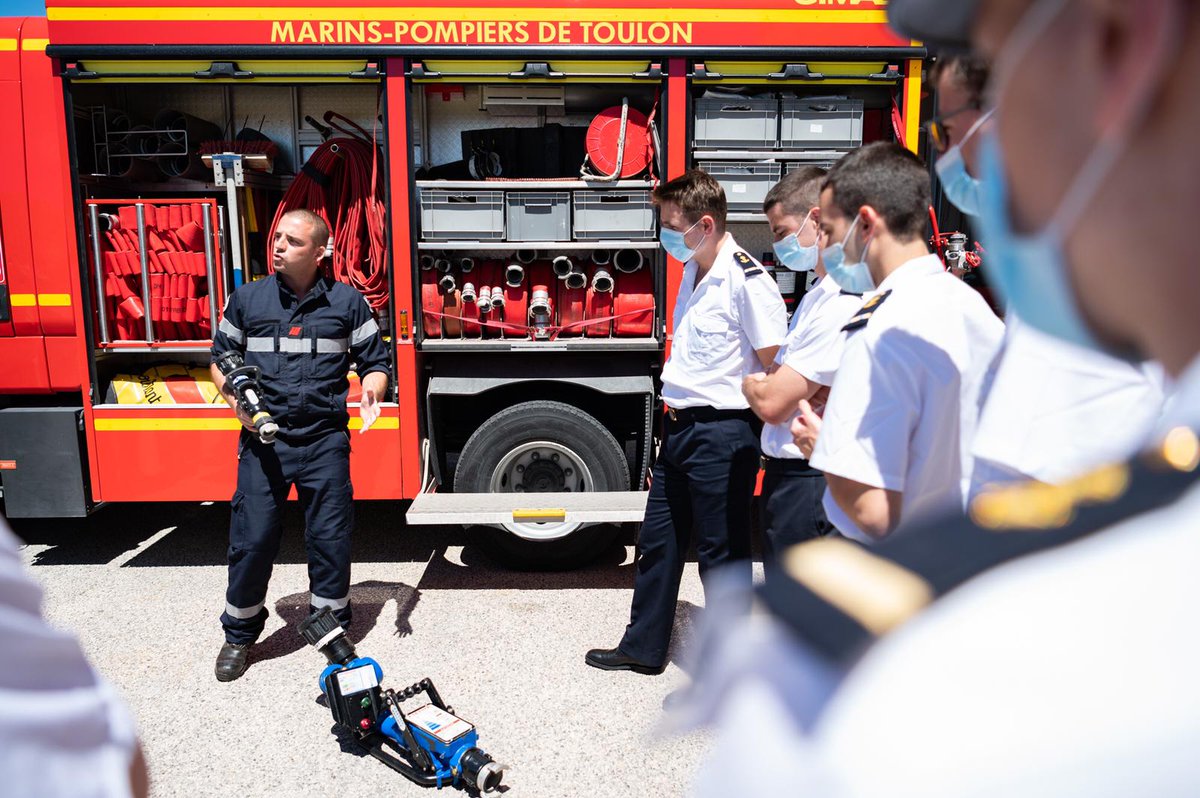 Pmsem1's tweet photo. PÉRIODE BLOQUÉE À TOULON 3/4 ⚓

La découverte continue pour nos stagiaires. Au programme : visites des marins pompiers, séances de sport, visite de la base aéronavale de Hyères 🚁.

📸 : @GardeNatFR https://t.co/JuAWNQkPdQ