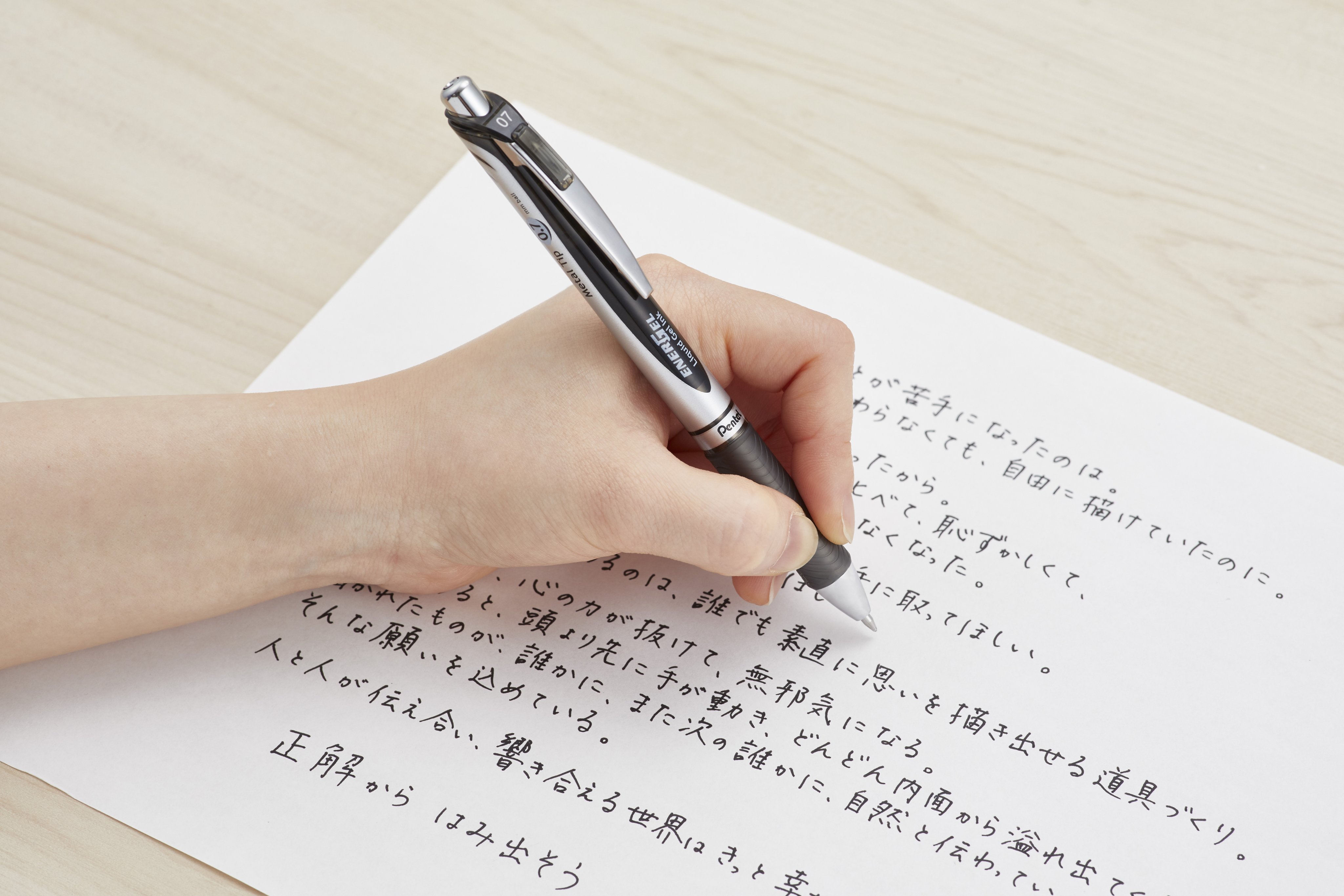 ルル ぺんてる公式 筆記具のイメージ画像って 右手に持っているものばかりだったりする 書いた文字に手が重なっても汚れない速乾インキ 左利きさんに届きますように Energelth エナージェル T Co 6xysfsbkoi Twitter
