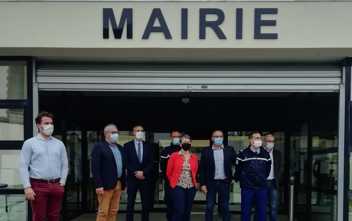 Prefet22's tweet photo. Présentation, en présence des élus, de la sous-préfète de #Guingamp et du commandement du groupement de gendarmerie @Gendarmerie_022, du projet de nouveau bâtiment de la gendarmerie, qui sera construit par Côtes d'Armor Habitat à #Plelo. https://t.co/h4RvDHM2sx