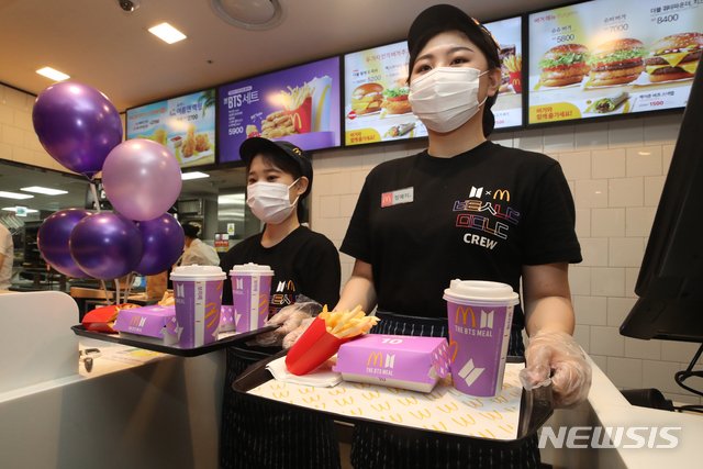 theseoulstory's tweet photo. 📸 The BTS Meal at McDonald's 💜 @bts_bighit @BTS_twt

#BTSMEAL #BTSxMcD 

Source: https://t.co/3MBVESrECc https://t.co/lXigeP73r2