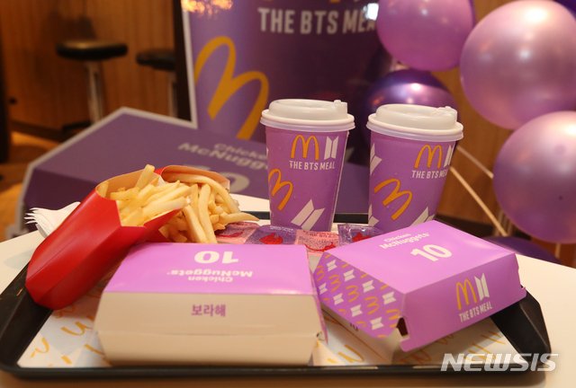 theseoulstory's tweet photo. 📸 The BTS Meal at McDonald's 💜 @bts_bighit @BTS_twt

#BTSMEAL #BTSxMcD 

Source: https://t.co/3MBVESrECc https://t.co/lXigeP73r2