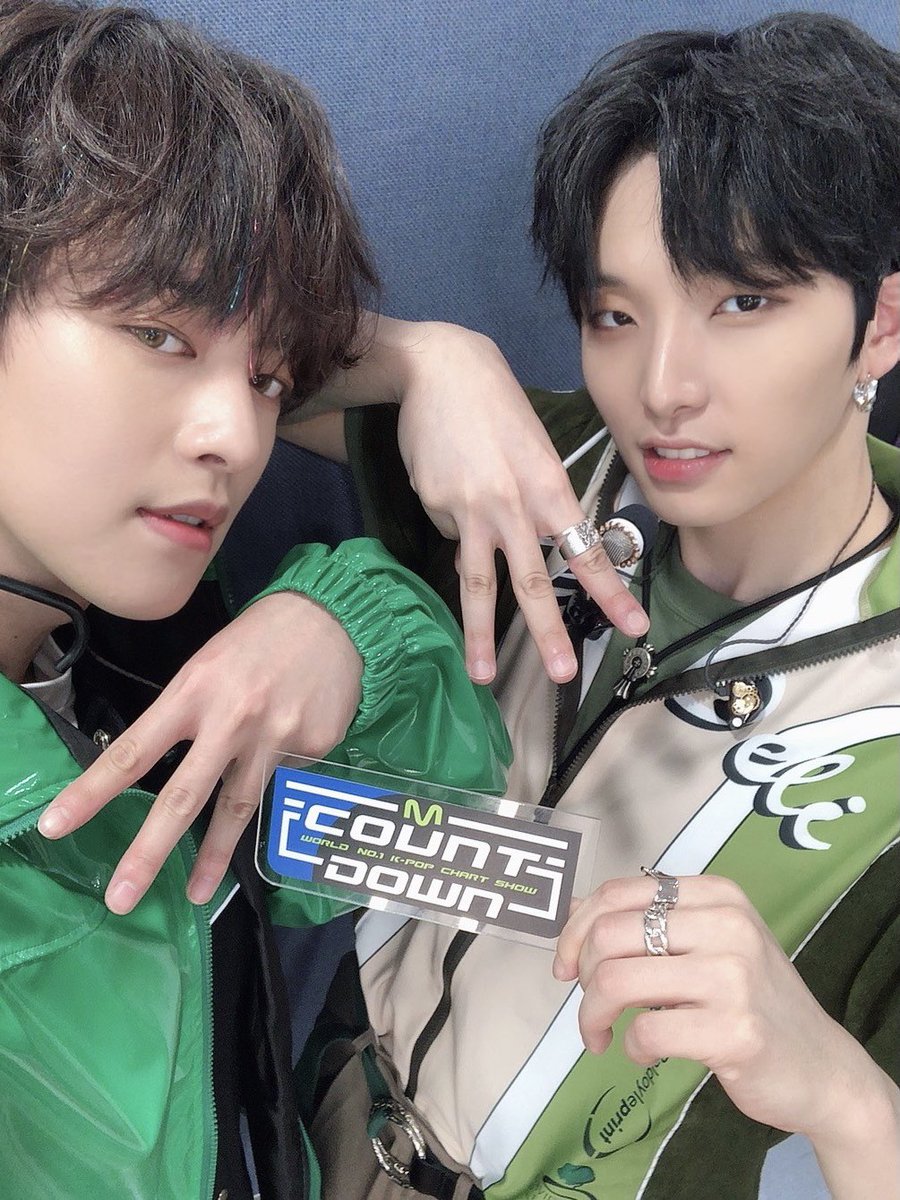 ravnbfmaterial's tweet photo. หล่อคู่อะ @kimhaseyo https://t.co/pZtBBl4ZKd
