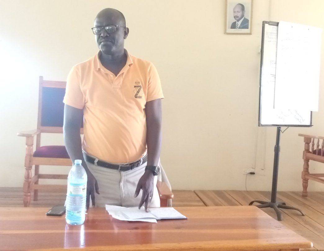 twijukyeobed's tweet photo. The Public Affairs Officer @UgandaMediaCent Mr. Katurebe Obed is addressing Rwenzori  sub-region editors and journalists on media professionalism. 
Theme: "Building synergies with the mass media in Uganda as we deliberate on our successes and challenges in our noble profession". https://t.co/96dX2aiFiy