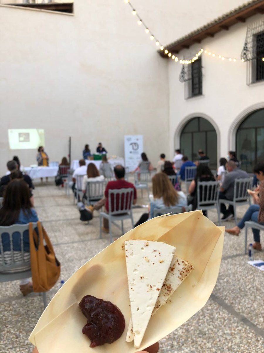Murcia_Gastro's tweet photo. 🧀¡Cómo lo pasamos ayer en @aytosantomera con la cata de quesos #LaYerbera!🧀
Aprendimos, degustamos ¡y sobre todo disfrutamos con su sabor! 😍😍
#RegiónDeMurciaCapitalGastronomía2021 https://t.co/hc8QasPUdD