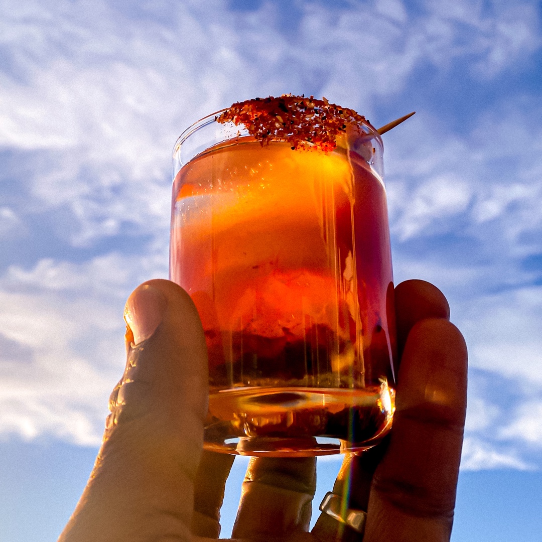 HooksSpiceRubs's tweet photo. Old Fashioned Roots w/Smokin Sweetness 4 #HooksRubThirstyThursday 🥃
We mended the traditional old fashioned w/ a root beer toned whiskey.
Recipe coming soon to https://t.co/htjrRdM8Pn 📲💻
#wesmokemeat #matt712 #HooksRub #smokinsweetness #ThirstyThursday #mixologoy #whiskey https://t.co/ONigbb647F