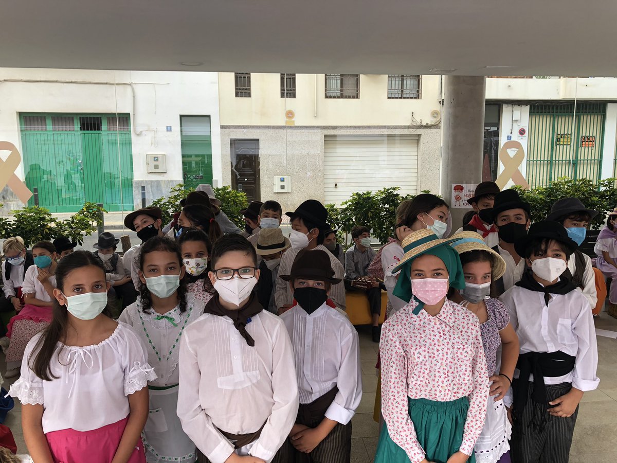 5oPrimaria's tweet photo. ¡Ya estamos preparados para mostrar nuestro baile! @NazaretArrecife #DíadeCanarias https://t.co/1FLWkwds1V