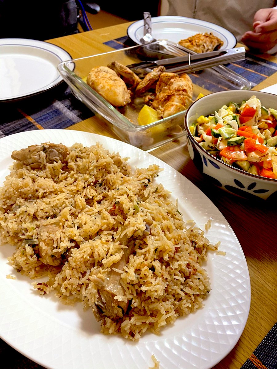 mm_queenbee's tweet photo. 日本語教室の生徒さん、パキスタンの人の家にランチに招かれる。
食べたかった本物のビリヤニが食べられるなんて、なんて幸せ😊🍀
スチームチキンと甘いデザートはラスマライ
とても楽しいランチ✨💕
#Pakistan
#biryānī
#RasMala https://t.co/k6N4ZDKL2n