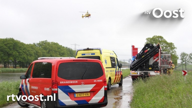 Twee auto's betrokken bij ernstig ongeval langs Twentekanaal in Almelo. #rtvoost.