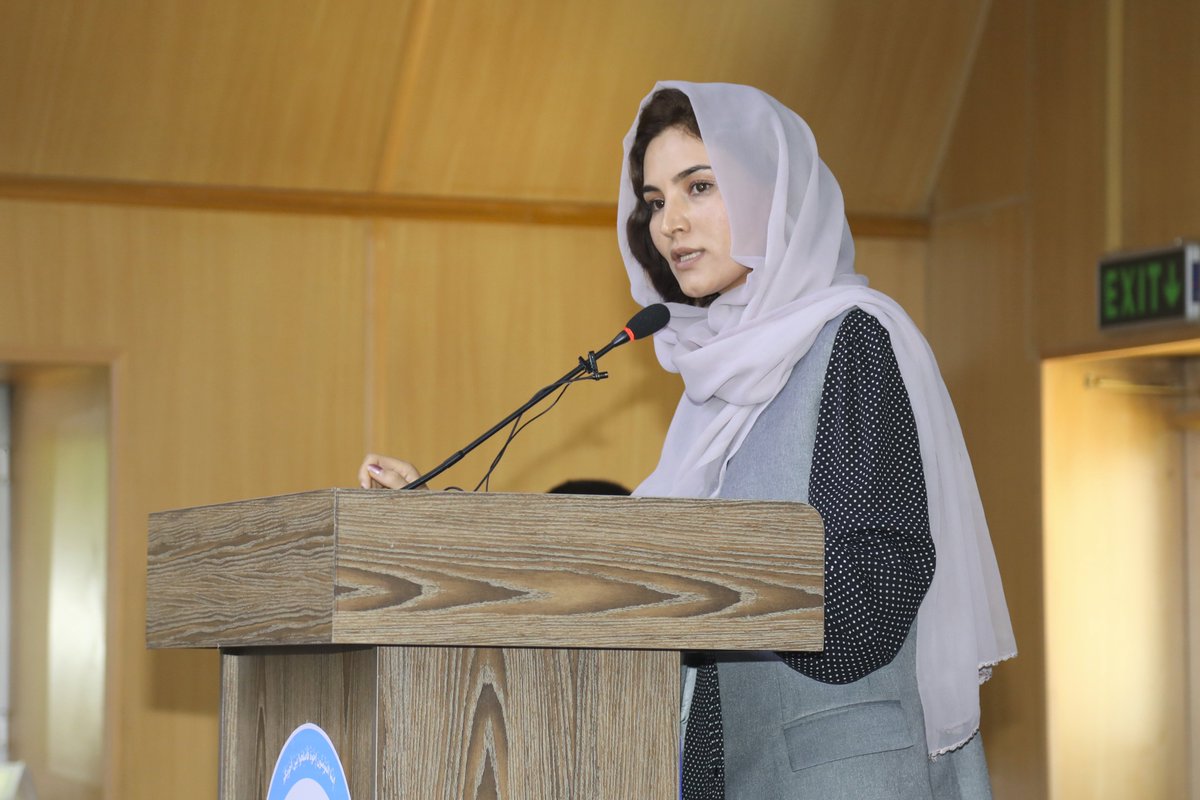 SMP_AF's tweet photo. حسنا جلیل، معین وزارت امور زنان در مراسم افتتاح برنامه‌های آموزشی وآگاهی‌دهی صلح برای سال۱۴۰۰:
زنان ۵۱ درصد سرمایه بشری افغانستان است و در برنامه‌های توسعوی نمی‌توان آنان را در نظر نداشت. اگر اعمار صلح در لایه‌لایه جامعه باید عملی گردد و صلح نهادینه شود، زنان نقش عمده دارند.(۱/۳) https://t.co/uSpiUGUu1Q