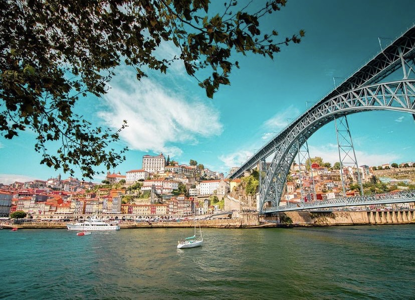 Su aire bohemio hace que todos veamos en #Oporto una ciudad mágica. ¿A qué esperas para escapar y visitarla? Tienes todas las guías de viaje, los mejores hoteles y restaurantes en GOAZ. Entra en la web y planifica tu viaje! 🧳

Gracias a <a href="/francisco/">Francisco Antunes</a>.rlf por la foto!!!

#travel