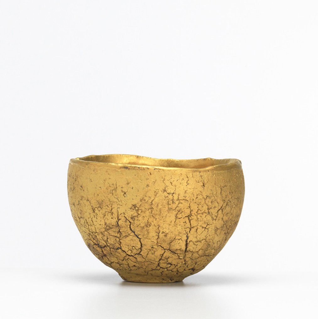 One of our latest acquisitions is this beautiful golden tea bowl by Japanese ceramicist Ogawa Machiko (b. 1946). Ogawa's work is characterised the raw, elemental quality of its materials, which we can see in the earthy cracks and deep fissures on the exterior of this bowl.