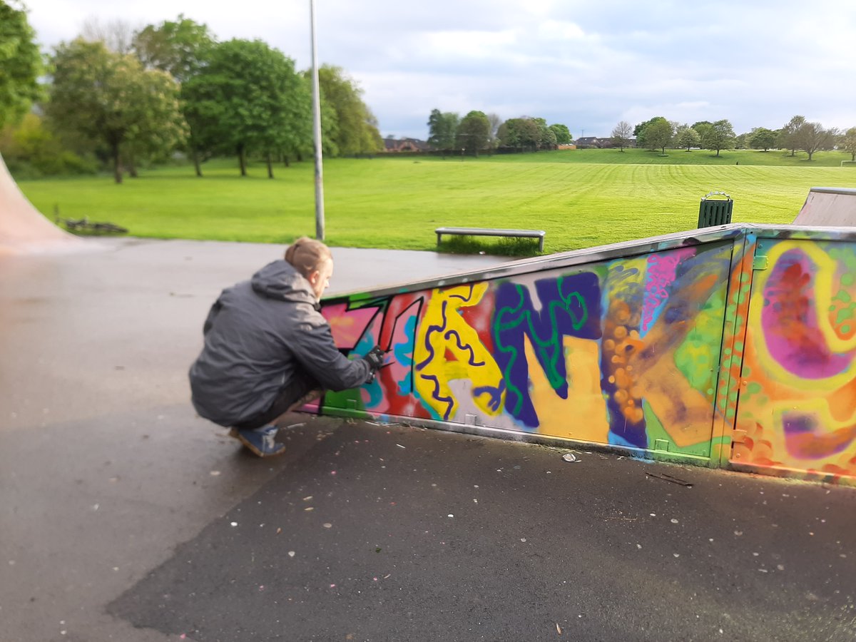 DiscoverDearne's tweet photo. It's week 4 of the Hoyland &amp; Elsecar street art project working with #BMBC Targeted Youth Team👍 
The Forge skatepark is being transformed by young people with guidance from James and Luke from @imageskool

Last night they were paying homage to the #NHS ❤

#StreetArt #urbanart https://t.co/llKXkgqfmo