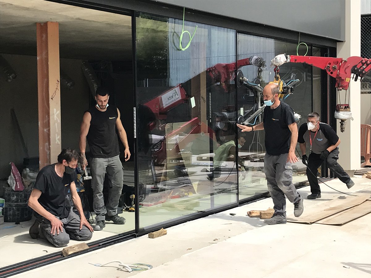 totaluminicanet's tweet photo. Muntar un vidre sempre és una tasca complexa que requereix precisió i tècnica. El nostre equip està especialment format. Aquí els podeu veure en acció en el muntatge d'una #HiFinity de 4 fulles de @ReynaersSP, per a l'empresa @Molalum, amb el suport de #GruasAMida.
@ReynaersAlu https://t.co/nY9N95yAIE