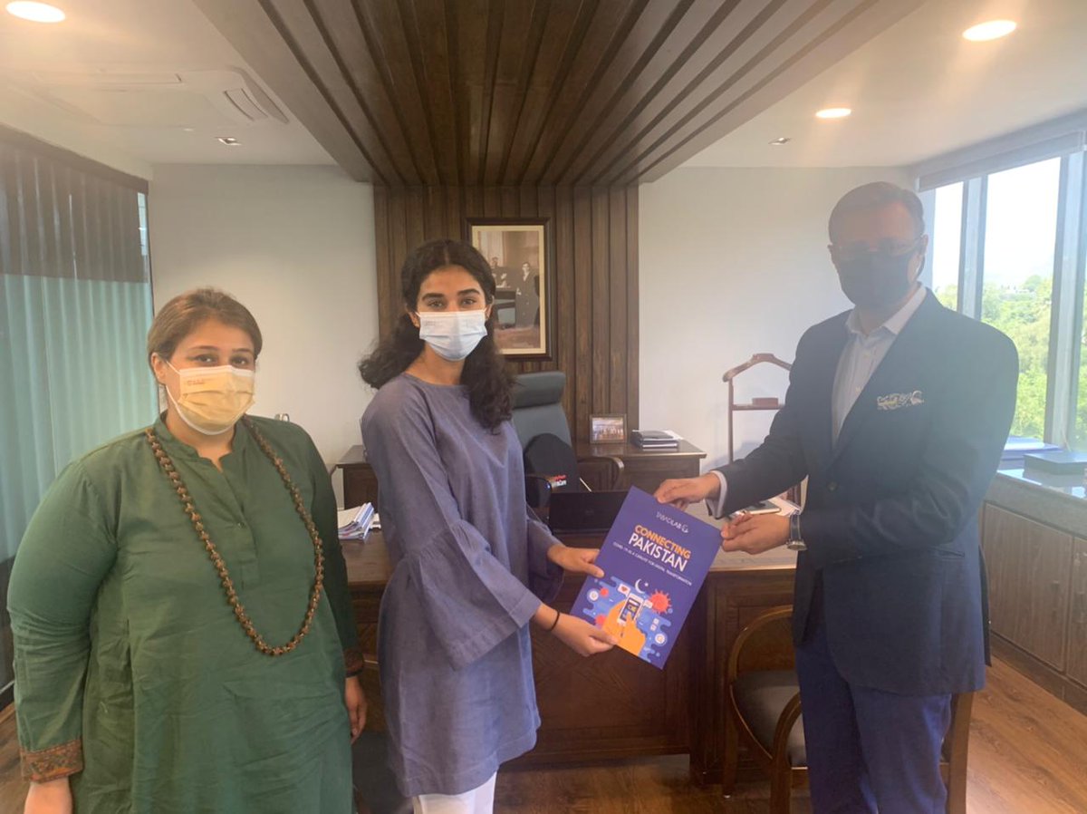 tabadlab's tweet photo. The coauthors of #ConnectingPakistan, @aliza_sukhera and @SobiaMaq, presented the paper to the CEO of @USF_Pak Mr. @ChaudharyHaaris and discussed the importance of bridging the gender dimension of #Pakistan’s digital divide.
Link to report: https://t.co/hN1loRg2HD https://t.co/klG6xQFCXn