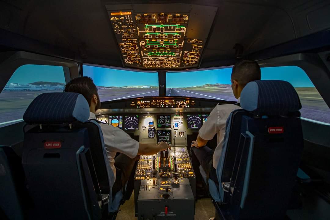 global_1997's tweet photo. APS-MCC training in our Simnest A320 FNPT II MCC state of the art simulator.👨‍✈️

🔸Become a professional Pilot 

#pilotlife #pilot #aviation #aviationdaily #airplane #airport #globalaviationsa #greece #flight #pilotgoals 
🔸 Your wings for success https://t.co/C3GxwLiBeS