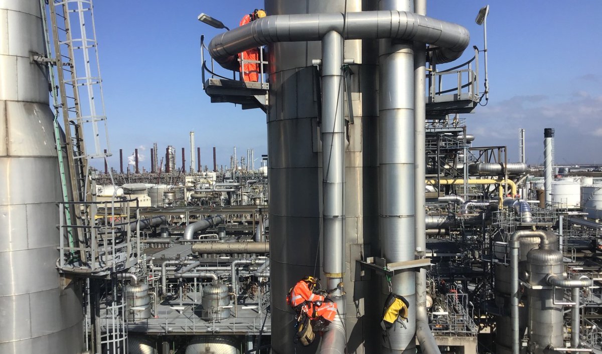 Bilfinger Height Specialists assisteert <a href="/Shell_Moerdijk/">Shell Moerdijk</a>  met #inspectie werkzaamheden. Waar het bouwen van steigers veel risico-uren in beslag neemt, biedt #RopeAccess de oplossing. Met een team van drie technicians hebben we de werkzaamheden in één dag uitgevoerd!