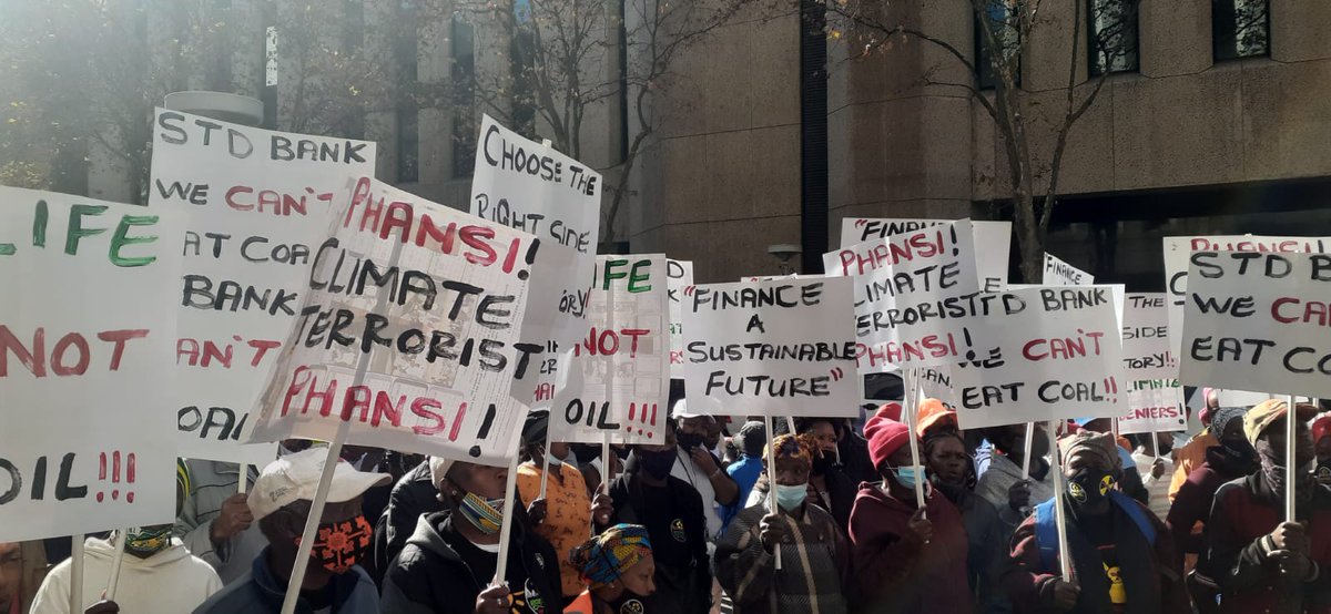 Earthlife_JHB's tweet photo. @Earthlife_JHB - outside @StandardBankZA's HQ in Jhb >> To spotlight its continued financing of fossil fuel projects which contribute to our climate crisis &amp; negatively impact people's lives. #AfricansRising #justtransition @350Africa
@TheRiseUpMovem1
@StopEACOP
@LifeAfterCoal https://t.co/0AOSh7YowW