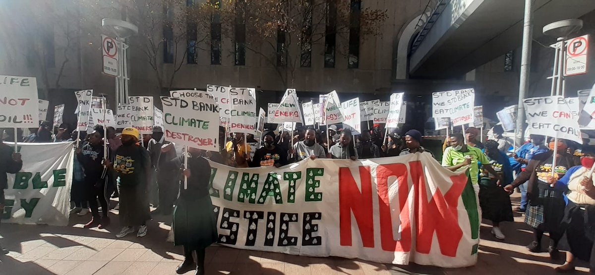 Earthlife_JHB's tweet photo. @Earthlife_JHB - outside @StandardBankZA's HQ in Jhb >> To spotlight its continued financing of fossil fuel projects which contribute to our climate crisis &amp; negatively impact people's lives. #AfricansRising #justtransition @350Africa
@TheRiseUpMovem1
@StopEACOP
@LifeAfterCoal https://t.co/0AOSh7YowW