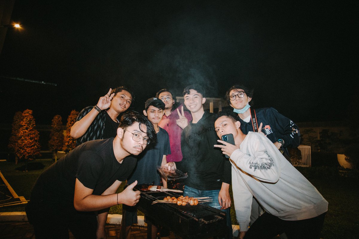 antosya's tweet photo. Kalo bakar semangat kita gabisa. Tapi kalo mau bakar-bakar makanan bisalah dibicarakan https://t.co/Lq7WI6fv5q
