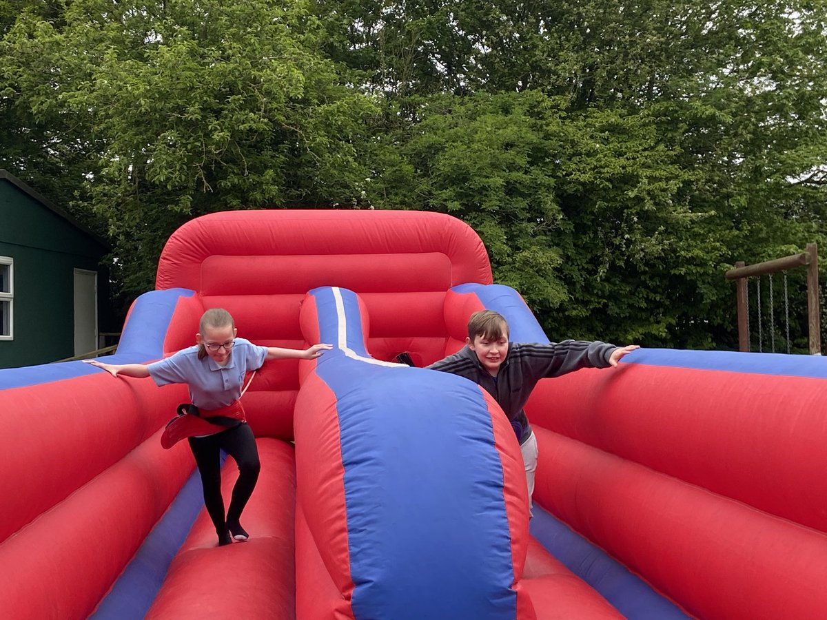MissCampling's tweet photo. Year 5 are investigating the forces involved in inflatable games this morning.... and having a fantastic time. @SpilsbyPrimary @InfinityAcad @Cornerstonesedu #screammachine https://t.co/ihRSlOawDO