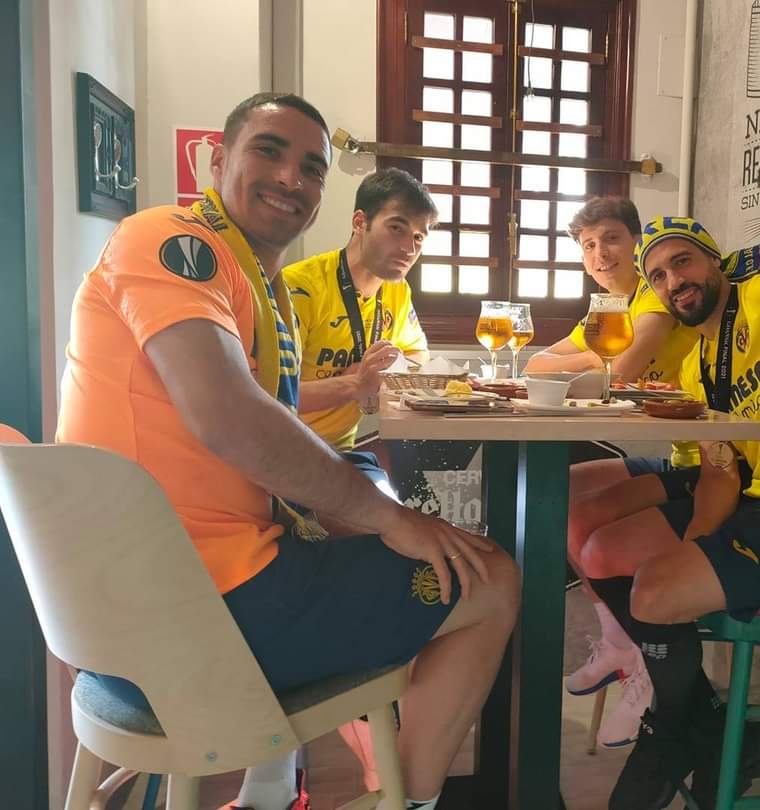 FrenteAmarilloo's tweet photo. Ojo los protagonistas Almorzando en los Maños. Gent de poblé 
Que grandes 💪🏼💪🏼
OS AMOOOOOO 😍 https://t.co/STwW7SK9Q5