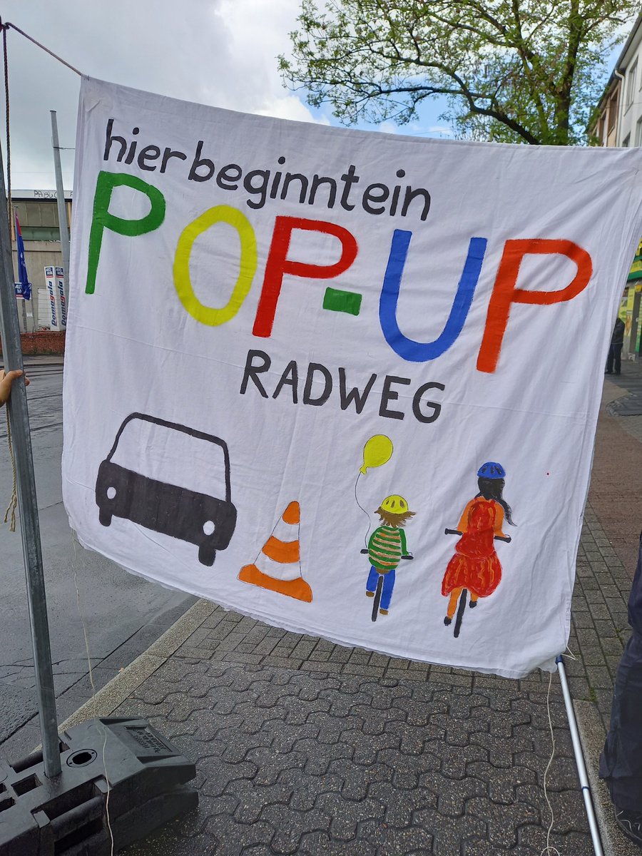 radwendebochum's tweet photo. An #Fronleichnahm, der gleichzeitig #Weltfahrradtag ist, laden wir erneut zum #PopUpRadweg Test auf die Alleestraße in #Bochum ein. Zwischen 14 und 16 Uhr haben wir diesen angemeldet. Kommt vorbei, bringt euren Familien und Freunde*innen mit. Wir freuen uns auf sicheres Radfahren https://t.co/Q1FSBYvDl0