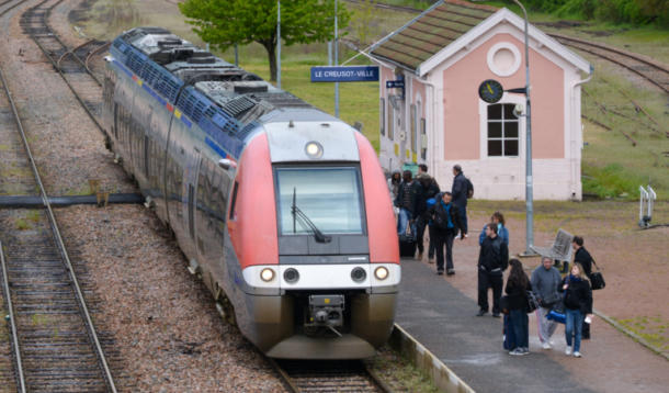 #Elections2021 La <a href="/FNAUT_fr/">Fnaut</a>, l'<a href="/UFCquechoisir/">UFC-Que Choisir</a> et la <a href="/FUB_fr/">FUB</a> appellent les candidats de toutes les régions à s’engager résolument pour une « nouvelle donne » du TER. 
Notre dossier de presse ➡️ tinyurl.com/yet966vt