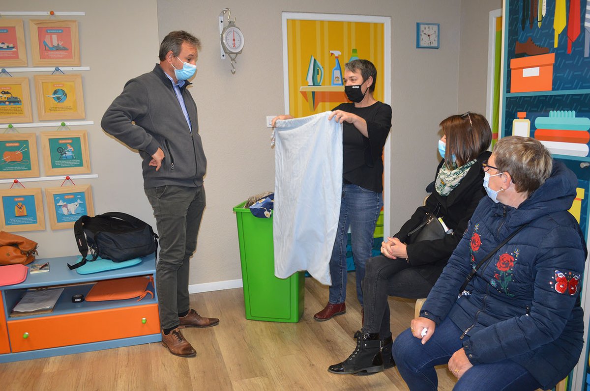 evodiavosges's tweet photo. Dans les #Vosges, le #recyclage des #textiles est en partie géré par #Evodia. Le centre de tri des textiles, situé au Girmont, traite chaque année 1600 tonnes collectées dans le département. Le parcours pédagogique L’Atelier à Retisser permet de découvrir son fonctionnement ! https://t.co/fjhdgPU47A