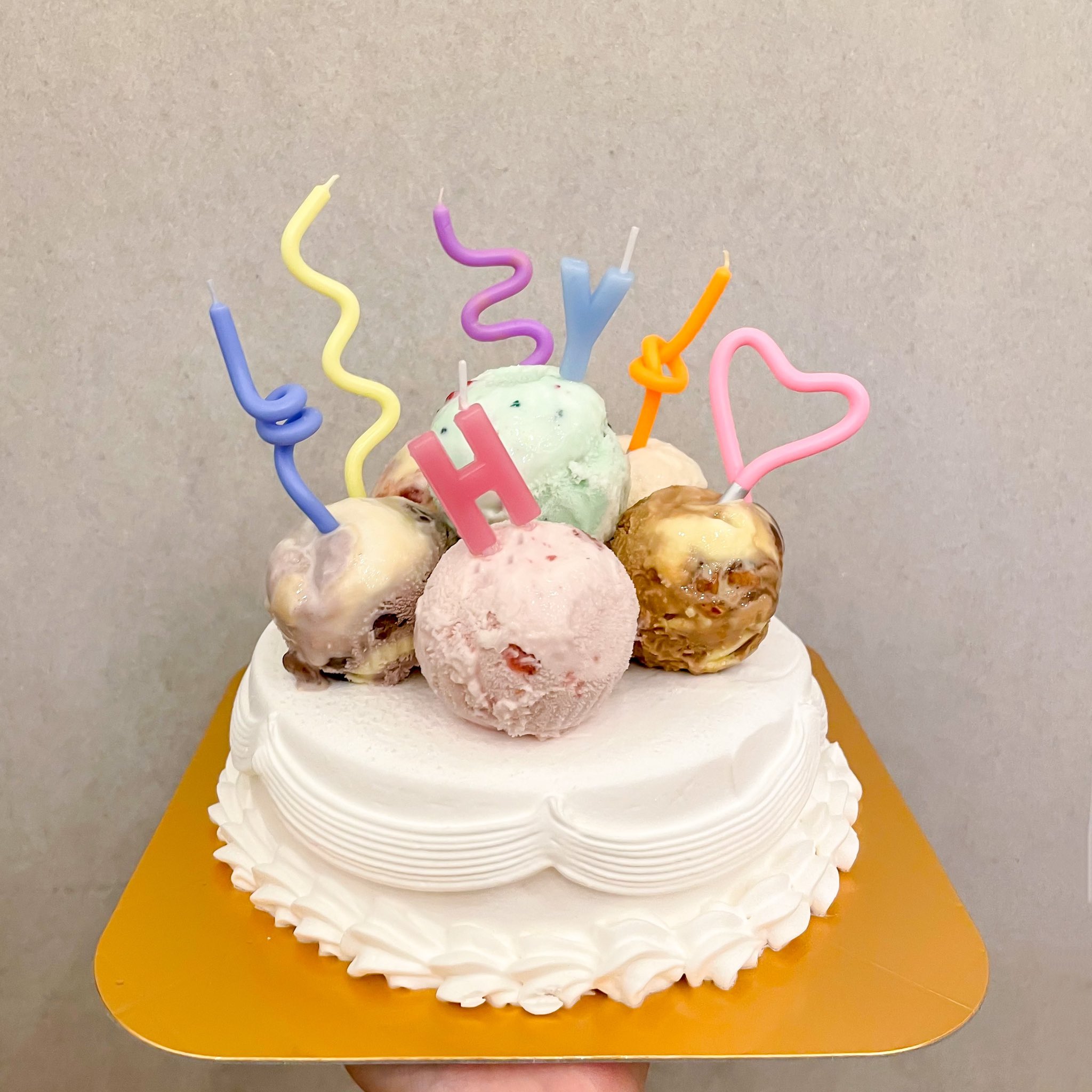 Rie トレンド研究マン 朗報 アイス好きのためのアイスが堪能できるアイスケーキ サーティワンで販売中の 31 デコケーキ は好きなポップスクープを6種選べ さらに土台もストロベリーとチョコチップのアイスケーキで アイス好きには堪らんケーキ