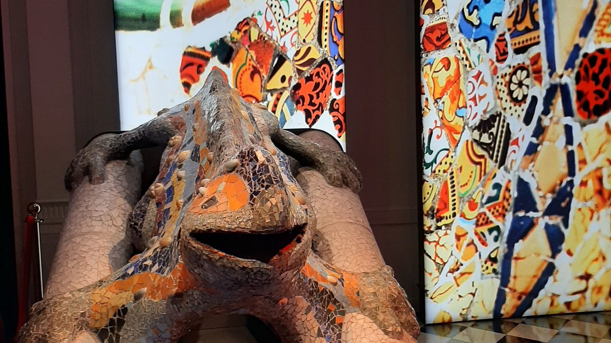 ✨ #Gaudí està molt present a l'entrada al Museu, on podem trobar la seva figura i una zona amb el seu icònic drac i el #trencadís 😍