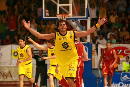 CB1939Canarias's tweet photo. 🧐 On this day... #ThrowbackThursday 

😍 Hoy se cumplen 14 años del ascenso a #LEBOro 

👏 ¡Mil GRACIAS a todos los que lo hicieron posible! https://t.co/hEqFb3i02i
