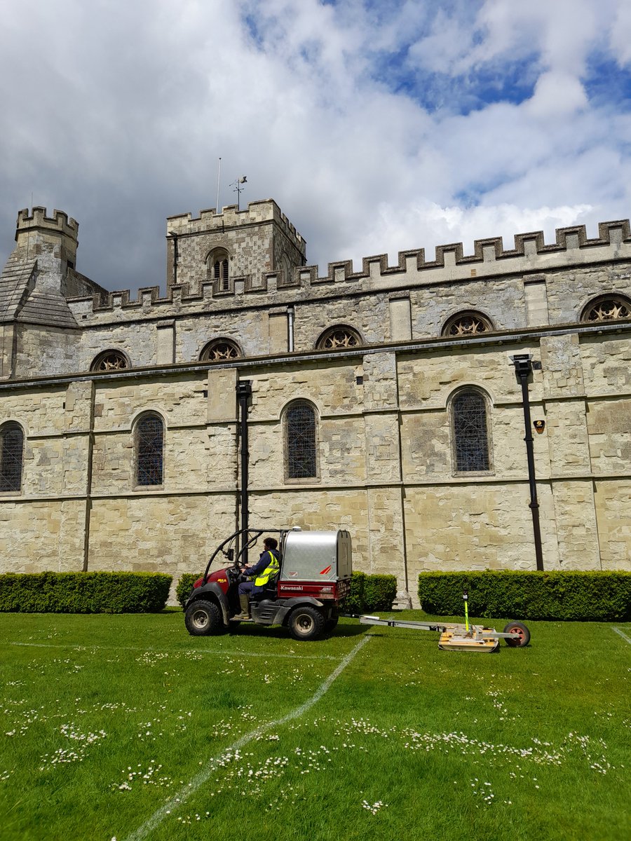 Our archaeologists are surveying Dunstable Priory Gardens this week. We're recording earthworks & using ground penetrating radar (GPR) to map buried remains as part of the #HistoricHighStreets Heritage Action Zone. 
Looking forward to sharing the results! #Archaeology #Geophysics