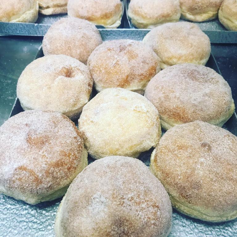 Humes_Bakery's tweet photo. Jam Doughnut, anyone? 

#HumesBakery
#JamDoughnut #Donuts #SmallBakers #LocalBakers #Halstead #Essex https://t.co/qgQbRcYusd