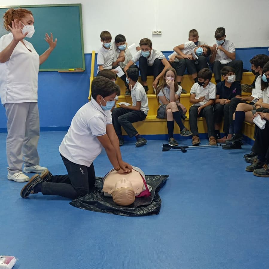 Curso de primeros auxilios impartido por la enfermera del cole, Manoli, a todos los alumnos de secundaria. Preparación para un posible momento de emergencia que nos viene bien conocer a todos. ¡Muy interesante!🏨💊
#másqueaulas #MaristasDespierta #primerosauxilios #schoolnurse