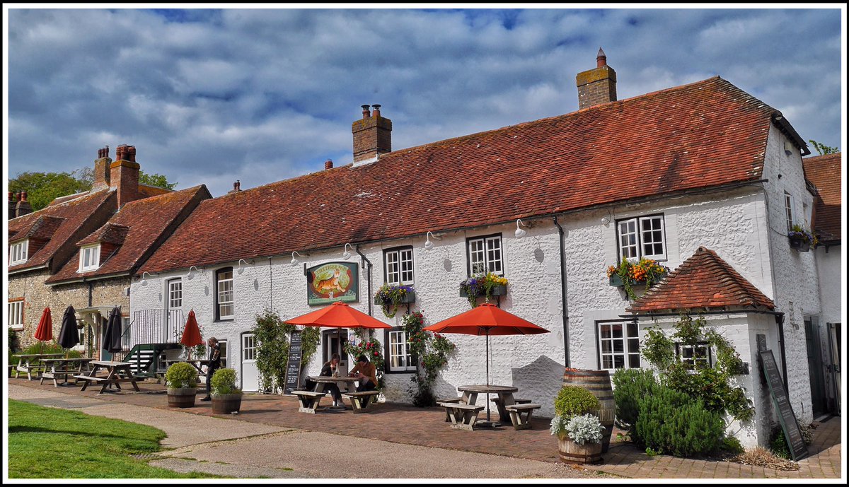rekoobb's tweet photo. Lovely to visit the 15th Century pub Tiger Inn, In the sleepy village of East Dean yesterday, a great atmosphere. The friendly staff even posed for me during a quite moment. #tigerinn #eastdean #pub #photography https://t.co/6ITZuyf3FP https://t.co/urYt3LAWoJ