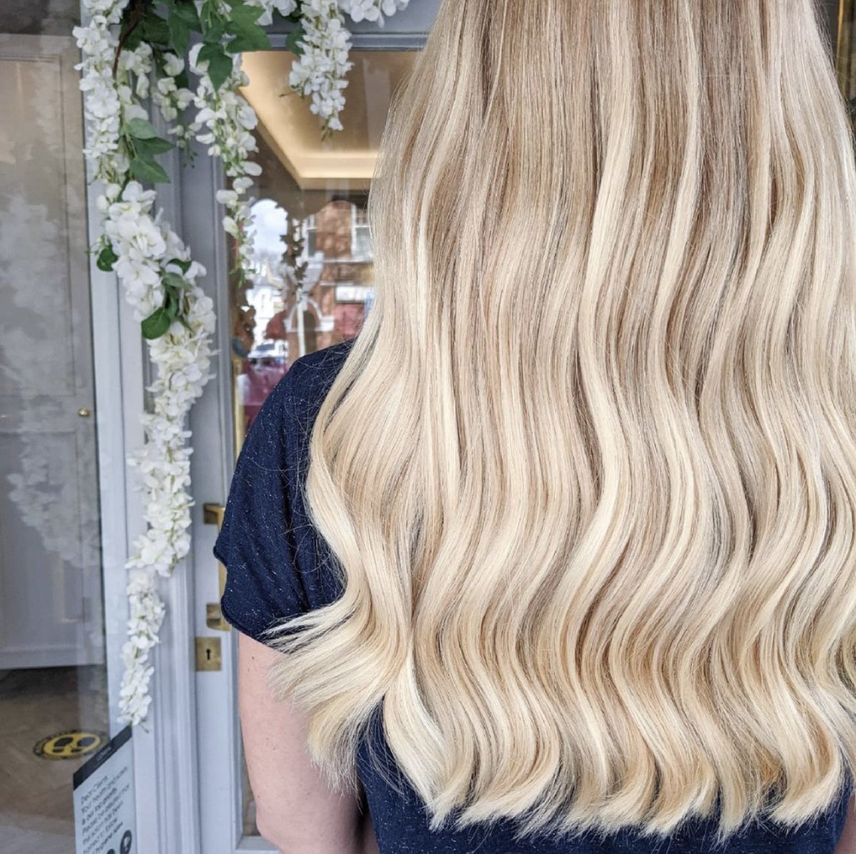 hairdressingL's tweet photo. Siobhan shares the formula to achieve this look. 

Weaved application covered in tissue
(Giving the coverage of highlights but the blended finish of Balayage)
Glossed and Glazed 

📸 @shivvvey 

#haireducation #balayageeducation  #londoncolorist #hairtips #hair #allthingshair https://t.co/IAArvTasCn