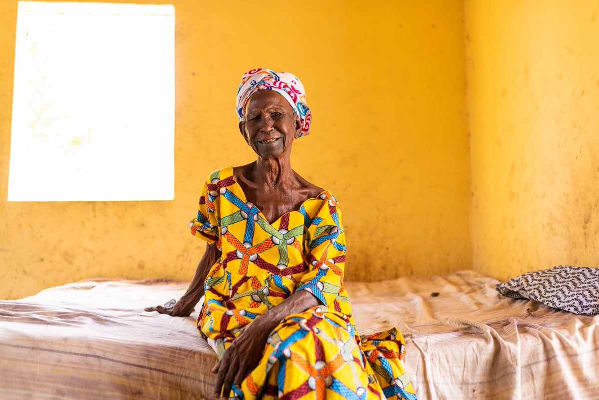TourismeSenegal's tweet photo. Connaissez-vous le village de #Sipo ? Il y vit une reine, une vraie, gardienne des traditions et guérisseuse aux grands pouvoirs. 👵🏿✨
Accueillante, pleine d'humour et chaleureuse, ne ratez surtout pas l'occasion de la rencontrer lors de votre visite du Saloum ! 🇸🇳🌴☀️ https://t.co/ijEvpVNQst
