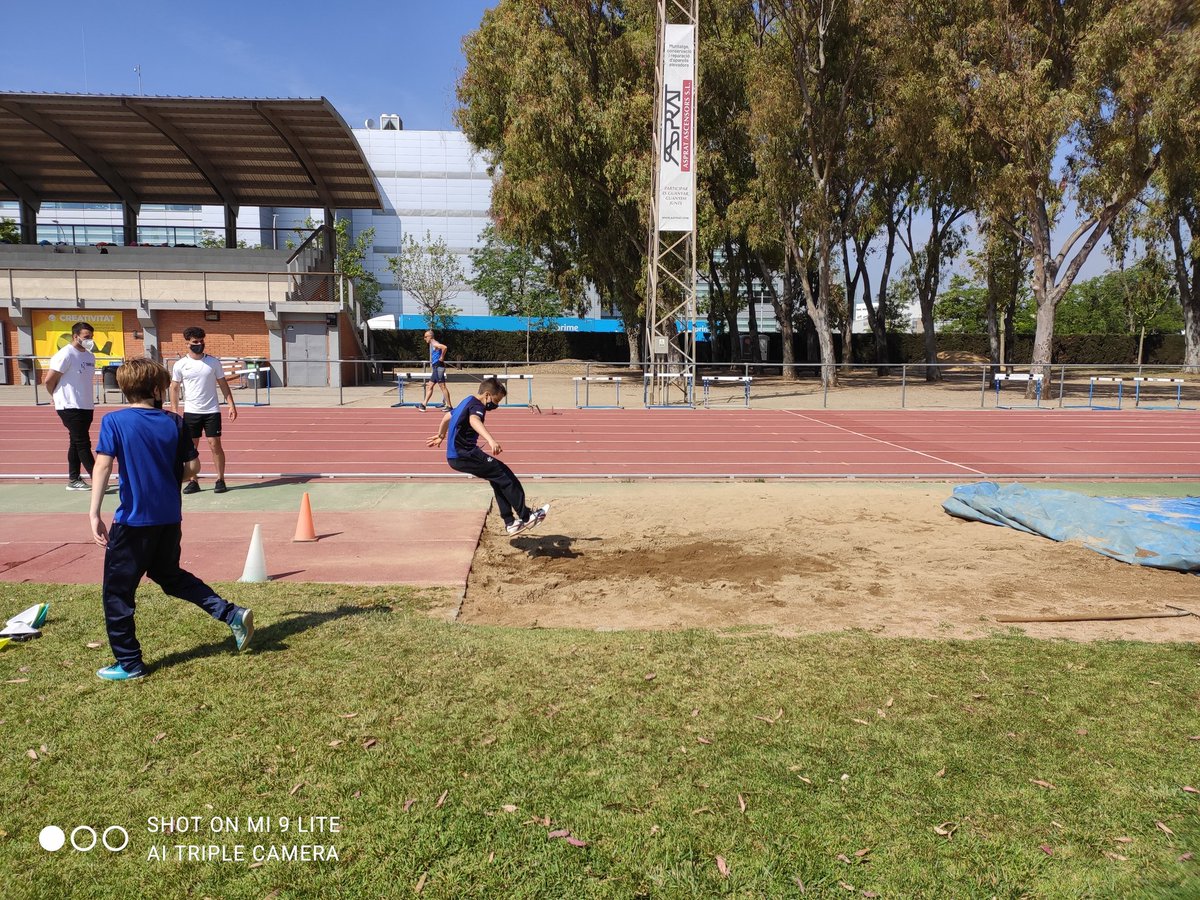 LOUGV81's tweet photo. Cinquè gaudint d'una jornada d'atletisme fantàstica al Sagnier!!! https://t.co/0gu0fm3yJZ
