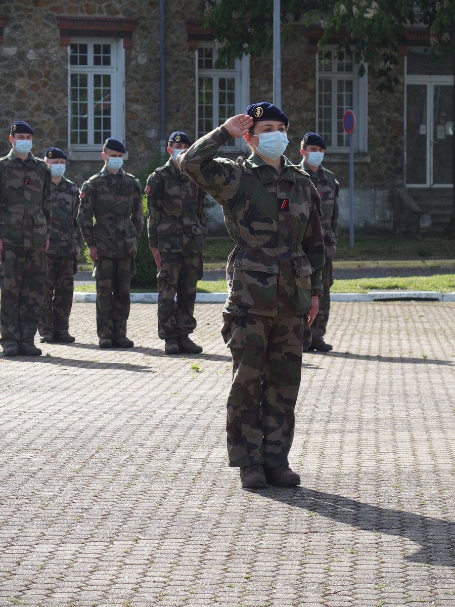 commandant_l's tweet image. Les musiques de l' #armeedeterre ont mis à l'honneur le chef de musique Stéphane, chevalier des palmes académiques, le musicien Camille, major de la formation  élémentaire du #commat et le chef de musique leon-maniere.fr, parrain des futurs sous officiers musique