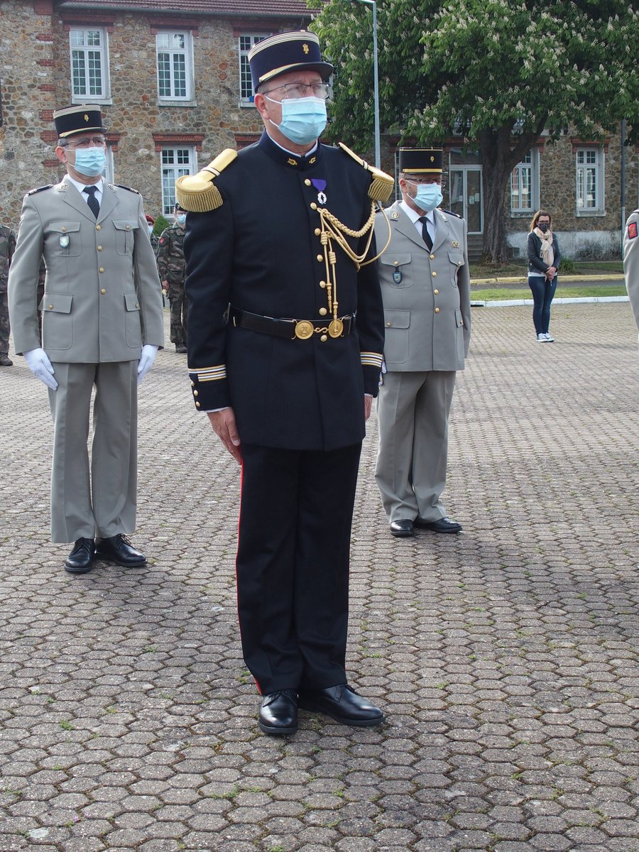 commandant_l's tweet image. Les musiques de l' #armeedeterre ont mis à l'honneur le chef de musique Stéphane, chevalier des palmes académiques, le musicien Camille, major de la formation  élémentaire du #commat et le chef de musique leon-maniere.fr, parrain des futurs sous officiers musique