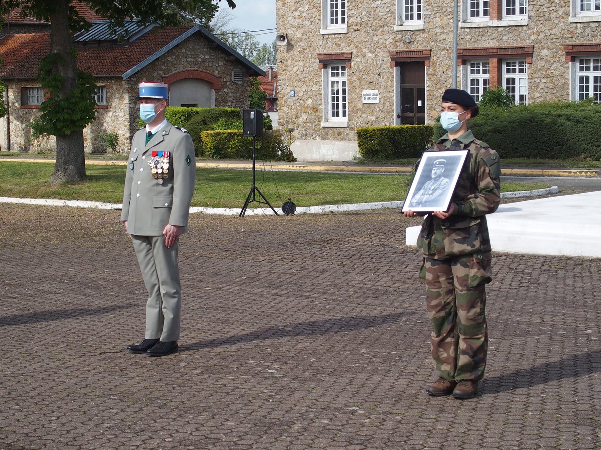 commandant_l's tweet image. Les musiques de l' #armeedeterre ont mis à l'honneur le chef de musique Stéphane, chevalier des palmes académiques, le musicien Camille, major de la formation  élémentaire du #commat et le chef de musique leon-maniere.fr, parrain des futurs sous officiers musique