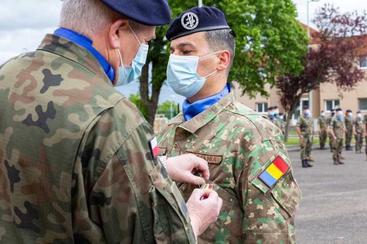 HQEurocorps's tweet photo. Lt Gen. 🇫🇷KOLODZIEJ, the Commanding General #Eurocorps, presented the 🇫🇷 National Defense Medal, bronze level, to 🇪🇸 Col. Jesus S.
Gen. KUCHARSKI, the DCOS suppport & the polish SNR, presented Polish 🇵🇱 Silver Medal to 🇹🇩 Major Iulian C.
#multinationality #pride https://t.co/lRVOOdBTvy