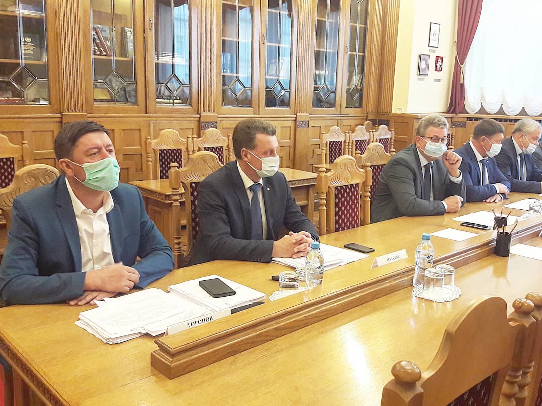 В четверг, 27 мая, состоялось заседание фракции #ЕдинаяРоссия в Ивановской областной Думе.

Депутаты рассмотрели вопросы,внесенные в повестку дня пленарного заседания @ivoblduma, и обсудили технические вопросы взаимодействия с избирателями в социальных сетях и  платформах Партии.