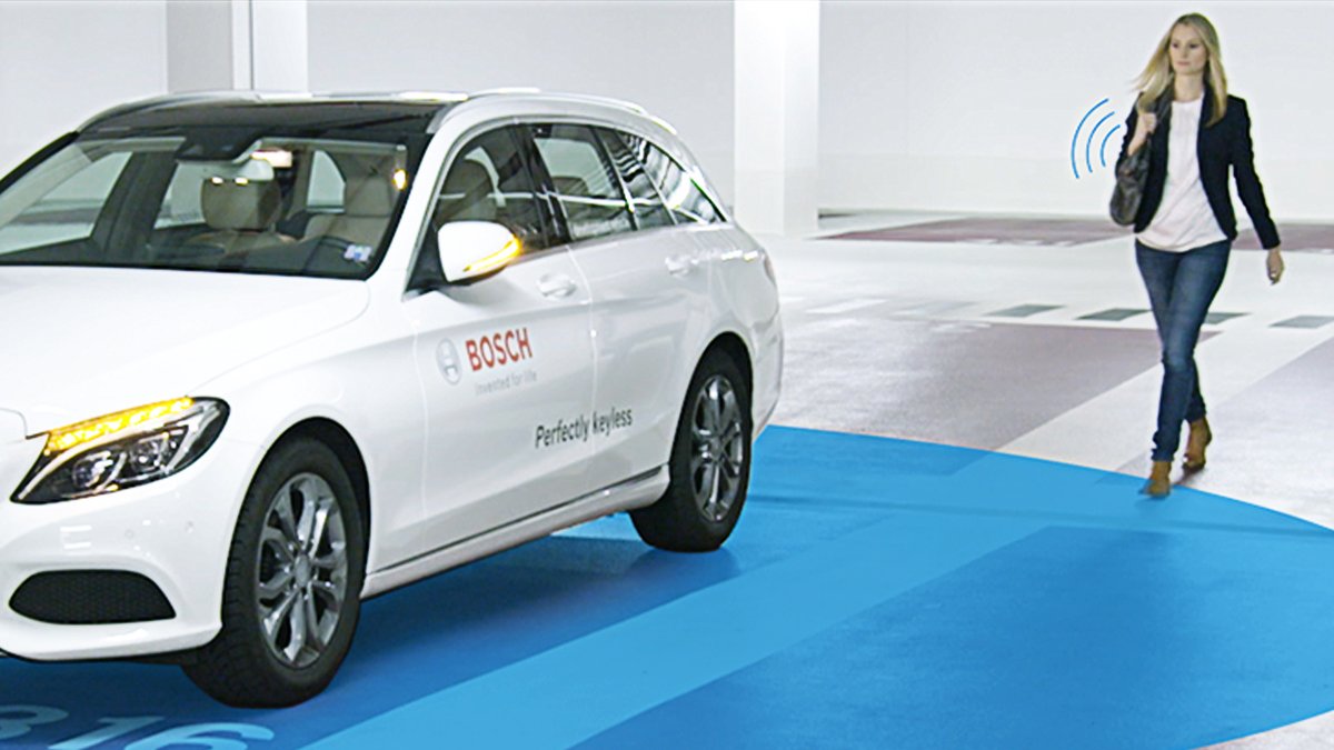 BoschPresse's tweet photo. #PerfectlyKeyless von Bosch identifiziert automatisch den geheimen 🔑 & macht eine #Distanzmessung. Das #Auto wird in der Unlocking Zone entriegelt & kann nur mit dem 📱 im Innenraum gestartet werden. Dadurch ist dieses System sicherer als physische Schlüssel! ➡ @Auto_Industrie https://t.co/bdKGV7H4Z6